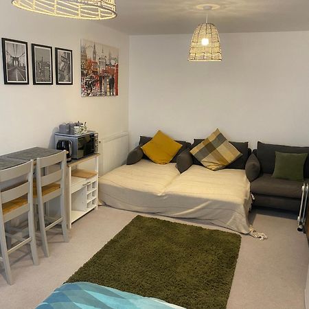 Very Large Double Room With Corner Sofa, Sky Tv, Netflix Etc, Fridge And Microwave Newhaven Exteriör bild