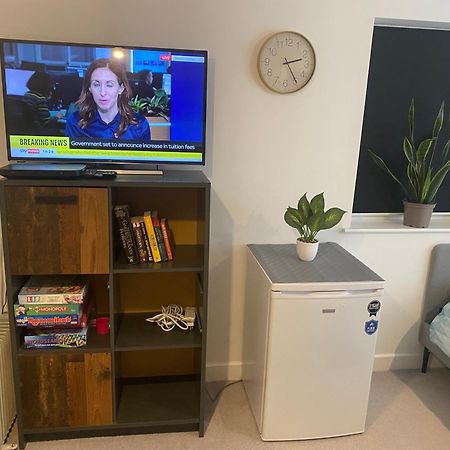 Very Large Double Room With Corner Sofa, Sky Tv, Netflix Etc, Fridge And Microwave Newhaven Exteriör bild
