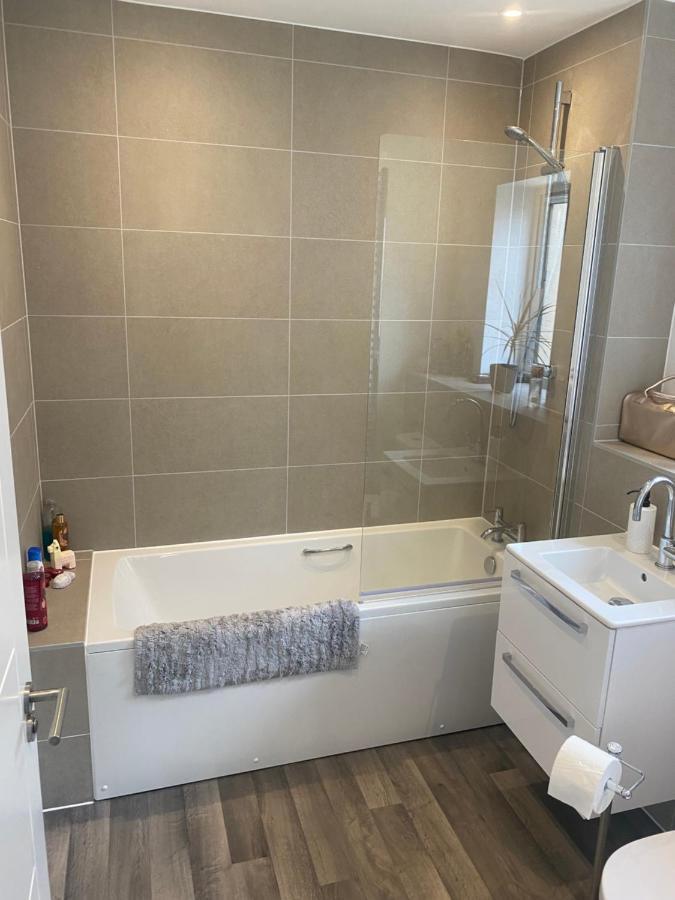 Very Large Double Room With Corner Sofa, Sky Tv, Netflix Etc, Fridge And Microwave Newhaven Exteriör bild