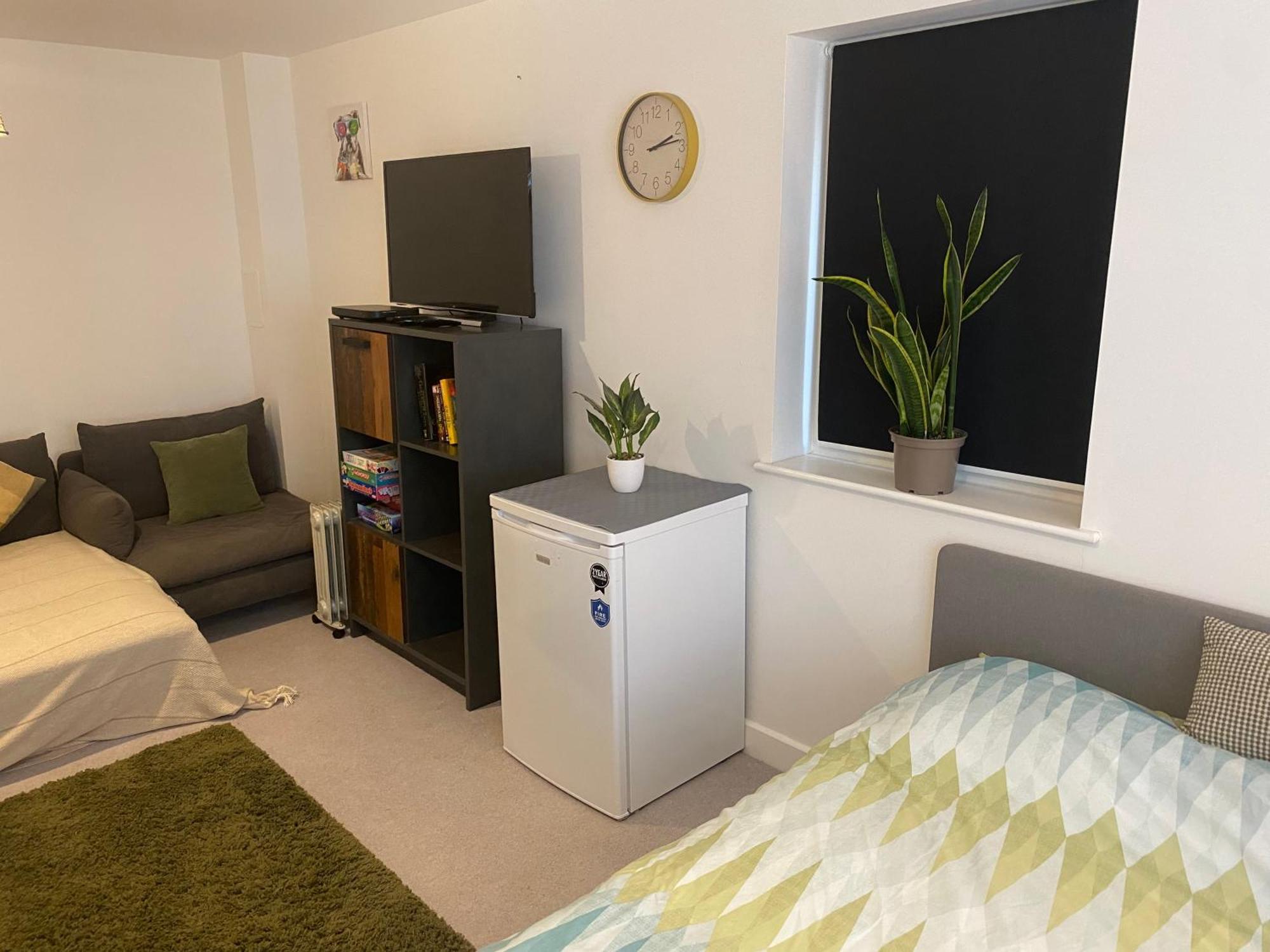 Very Large Double Room With Corner Sofa, Sky Tv, Netflix Etc, Fridge And Microwave Newhaven Exteriör bild