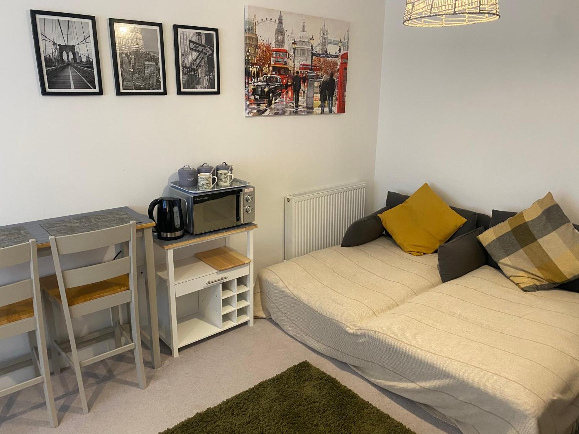 Very Large Double Room With Corner Sofa, Sky Tv, Netflix Etc, Fridge And Microwave Newhaven Exteriör bild